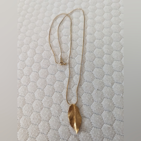 Vintage TRIFARI Gold-plated leaf necklace - Picture 2 of 3